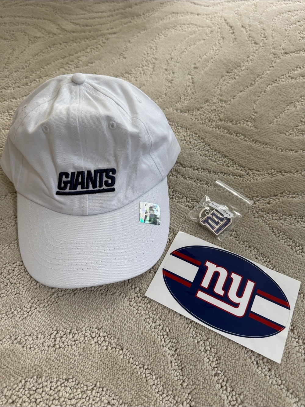 NY GIANTS logo Kids White Football Cap with key chain and sticker.